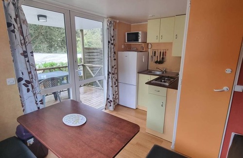 Saint-Jean-de-Valeriscle Ski Chalet | Family-Friendly Mobile Home with Private Pool & Terrace