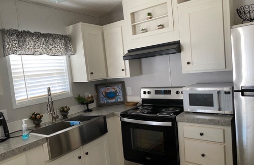 Valona House | Cozy Mobile Home Retreat at Shellman Bluff with Breakfast