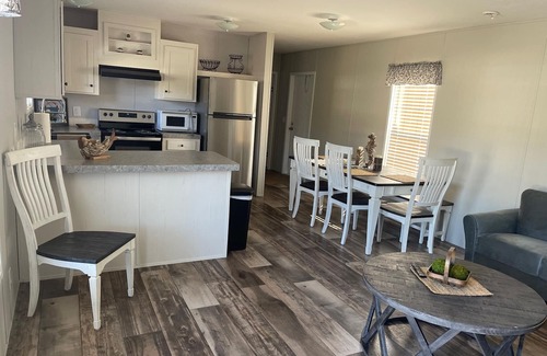 Valona House | Cozy Mobile Home Retreat at Shellman Bluff with Breakfast