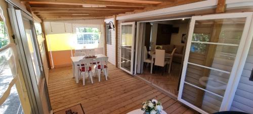 Hourtin Ski Chalet | Pet-Friendly Mobile Home with Terrace & Pool - Guest Rated 9.8