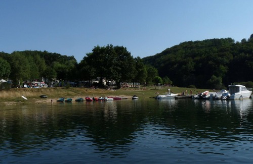 Montpeyroux House | Tranquil Mobile Home by the Lake: Nature & Family Amenities