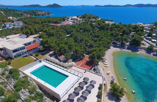 Drage Resort | Oceanfront Mobile Home Bubamara: 10/10 Rated Bliss