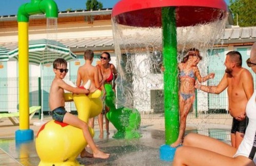 Boofzheim Apartment | Pet-Friendly Mobile Home with Pool and Restaurant Access
