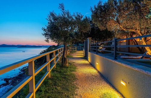 Pakostane House | Oceanfront Mobile Home Pecten 04 with Pet-Friendly Perks