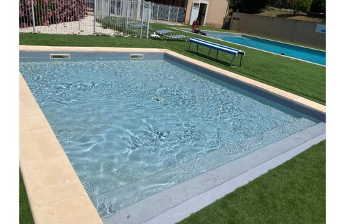 Rocbaron House | Cozy Mobile Home with Pool, 40 Minutes from the Beach