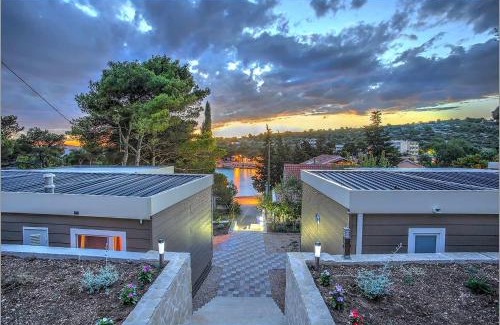 Murter Resort | Ideal Oceanfront Stay at Mobile House 4 You, Camp Rehut