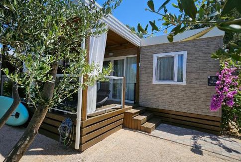 Murter Resort | Ideal Oceanfront Stay at Mobile House 4 You, Camp Rehut