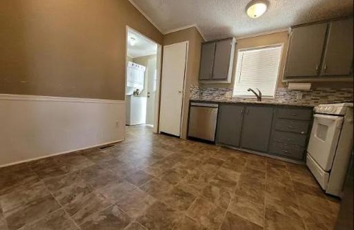 Sunrise Manor Apartment | Pet-Friendly Mobile Manufactured Stay for 7 Nights