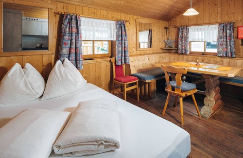Ried im Oberinntal Apartment | Cozy Mobilheim for Two with Ocean View in Ried im Oberinntal