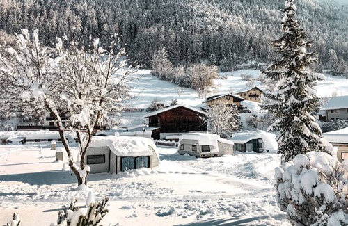 Ried im Oberinntal Apartment | Cozy Mobilheim for 2 Guests with Ocean Views in Ried