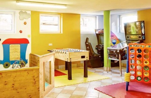 Ried im Oberinntal Apartment | Cozy Mobilheim for 2 Guests with Ocean Views in Ried