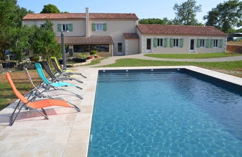 Gabillou House | Relaxing Mobile Home Retreat with Pool and Ocean Views
