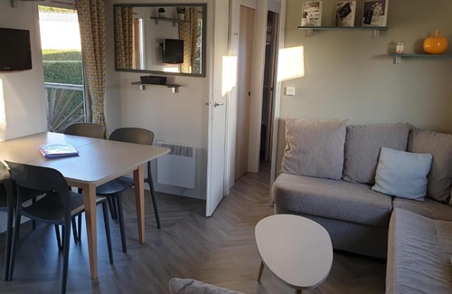 Lattes Resort | Inviting Mobilhome Grand Confort with Ocean Views & Pool