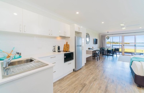 Yamba Hotel | Waterside Retreat at Moby Dick Resort with Pool & Breakfast