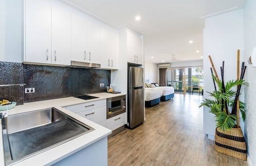 Yamba Hotel | Waterside Retreat at Moby Dick Resort with Pool & Breakfast