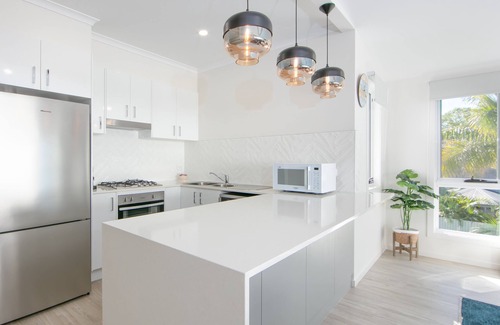 Yamba Hotel | Waterside Retreat at Moby Dick Resort with Pool & Breakfast
