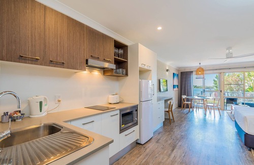 Yamba Hotel | Waterside Retreat at Moby Dick Resort with Pool & Breakfast