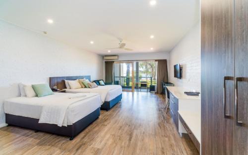 Yamba Hotel | Waterfront Relaxation at Moby Dick Resort Motel