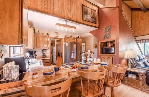 Ruidoso Downs Cabin | Cozy Mockingbird Cabin | Pet Friendly with Spa & Fireplace