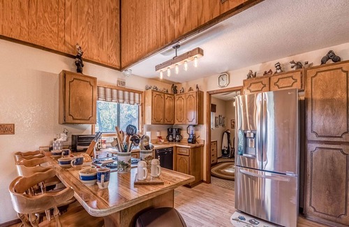 Ruidoso Downs Cabin | Cozy Mockingbird Cabin | Pet Friendly with Spa & Fireplace