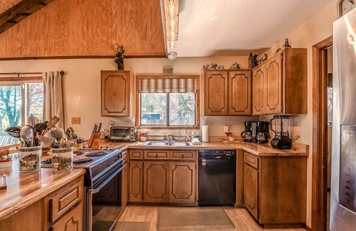 Ruidoso Downs Cabin | Cozy Mockingbird Cabin | Pet Friendly with Spa & Fireplace