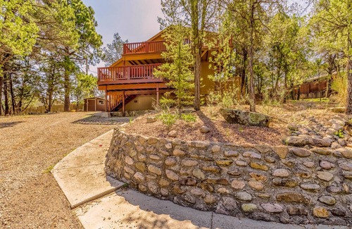 Ruidoso Downs Cabin | Pet-Friendly Mockingbird Cabin - Rated 10/10 by Guests