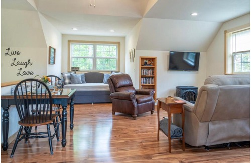 Luray Apartment | Relaxing Mockingbird Mountain Spa and Retreat with Ocean Views