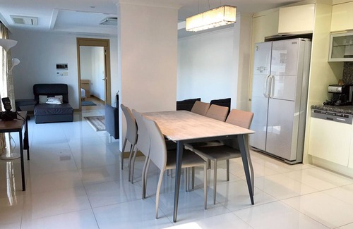 Hannamil-tong Apartment | Modern 3-Bedroom Retreat with Scenic Views & Parking