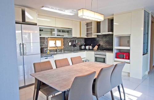 Hannamil-tong Apartment | Modern 3-Bedroom Retreat with Scenic Views & Parking