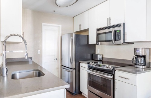 Old Mountain View Apartment | Modern 2BR Mountain View Retreat with Pool & Gym Access