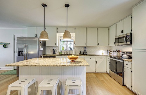 Seguin House | ‘Mod on the Guad’ Home w/Lake McQueeney Views!
