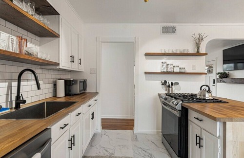 Tulsa House | Elegant Comfort Awaits at the EXPO Hotel