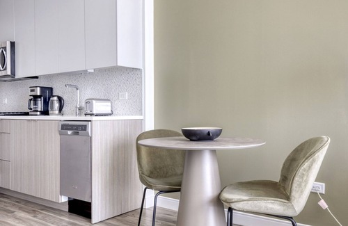 South Loop Apartment | Modern 1BR Retreat with Pool & Gym Near Grant Park