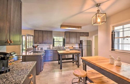 Oakwood Cottage | Modern Stable House: Pet Friendly, Walk to Lake & Ocean Views