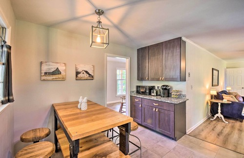 Oakwood Cottage | Modern Stable House: Pet Friendly, Walk to Lake & Ocean Views