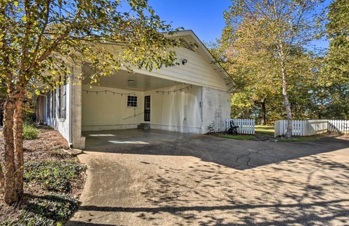 Oakwood Cottage | Modern Stable House: Pet Friendly, Walk to Lake & Ocean Views