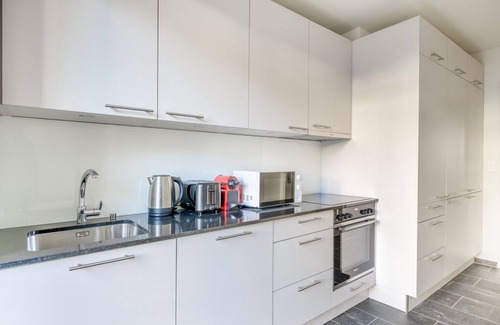 Sihlfeld Apartment | Convenient 2.5 Room in Wiedikon - Just Minutes to Market