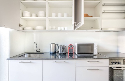 Sihlfeld Apartment | Convenient 2.5 Room in Wiedikon - Just Minutes to Market