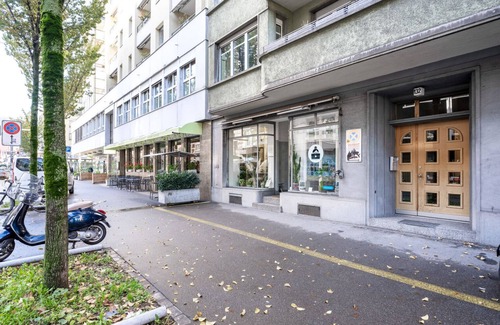 Sihlfeld Apartment | Convenient 2.5 Room in Wiedikon - Just Minutes to Market