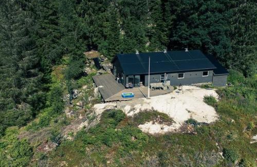 Modalen Villa | Oceanfront Modalen Fjord Cottage - Pet Friendly Retreat