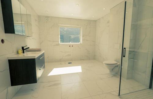 Modalen Villa | Oceanfront Modalen Fjord Cottage - Pet Friendly Retreat