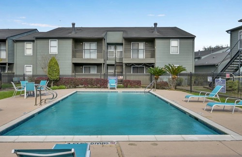 Webster Apartment | Model Unit|Luxury Near Nasa & I-45|Balcony|Communal Pool|Laundry Onsite|Fitness CenterlFree Wifi