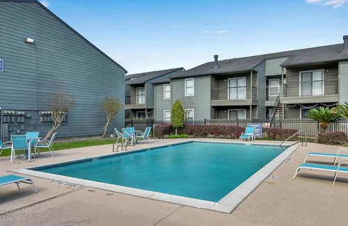 Webster Apartment | Model Unit|Luxury Near Nasa & I-45|Balcony|Communal Pool|Laundry Onsite|Fitness CenterlFree Wifi
