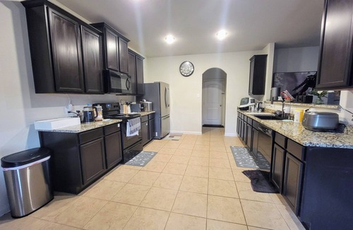 Manor House | Modem 3-bedroom house Manor -n2 King & 1 Queen/150' Roku projector/~20 min DT