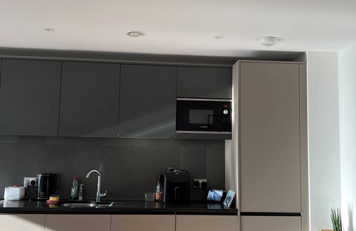 Evelyn Condo | Cozy 1BD Flat with Balcony in Surrey Quays