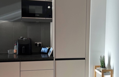 Evelyn Condo | Cozy 1BD Flat with Balcony in Surrey Quays