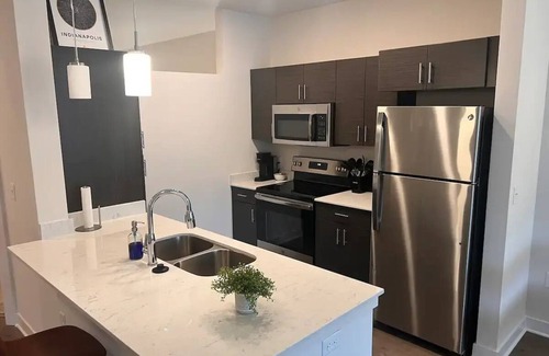 Broad Ripple Apartment | Contemporary 1 Bd on the Monon Trail with Free Parking