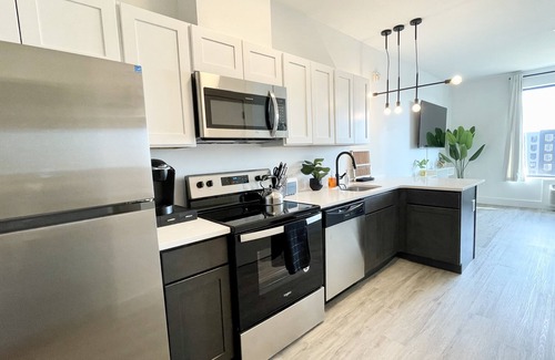 Central Business District Apartment | Modern 1 Bdrm Near NYC with Breakfast & Family-Friendly Perks