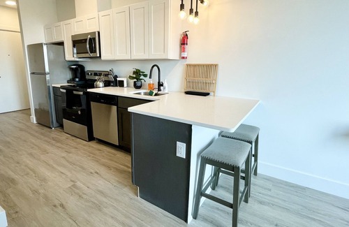 Central Business District Apartment | Modern 1 Bdrm Near NYC with Breakfast & Family-Friendly Perks