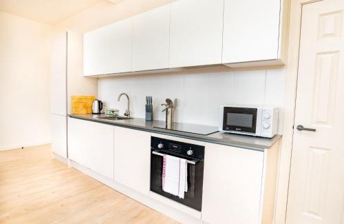 Newark Apartment | Contemporary 1 Bed Apartment in Central Newark for Families